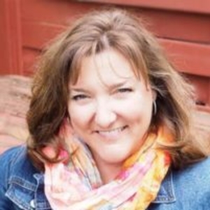 Portrait of Kristen Freshley.